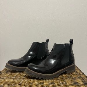 Forever21 shiny chelsea boots